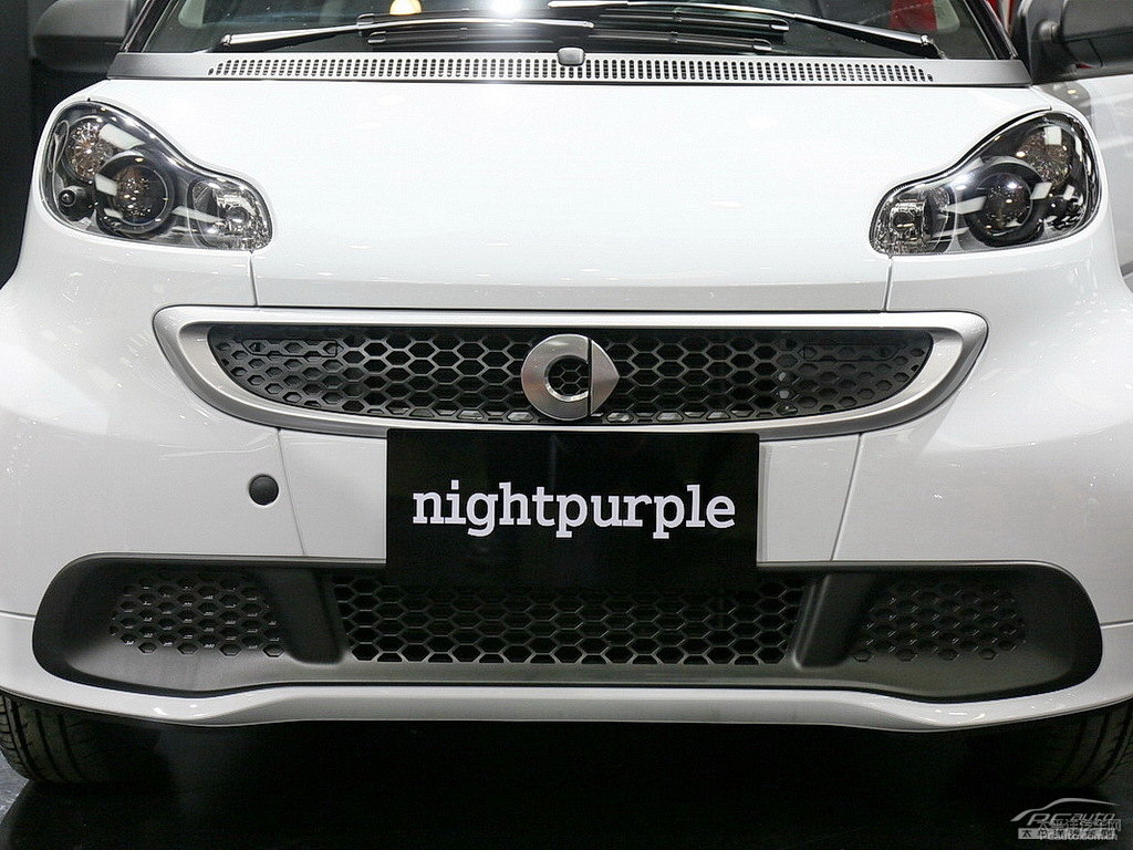 白色smart fortwo車頭外觀圖片