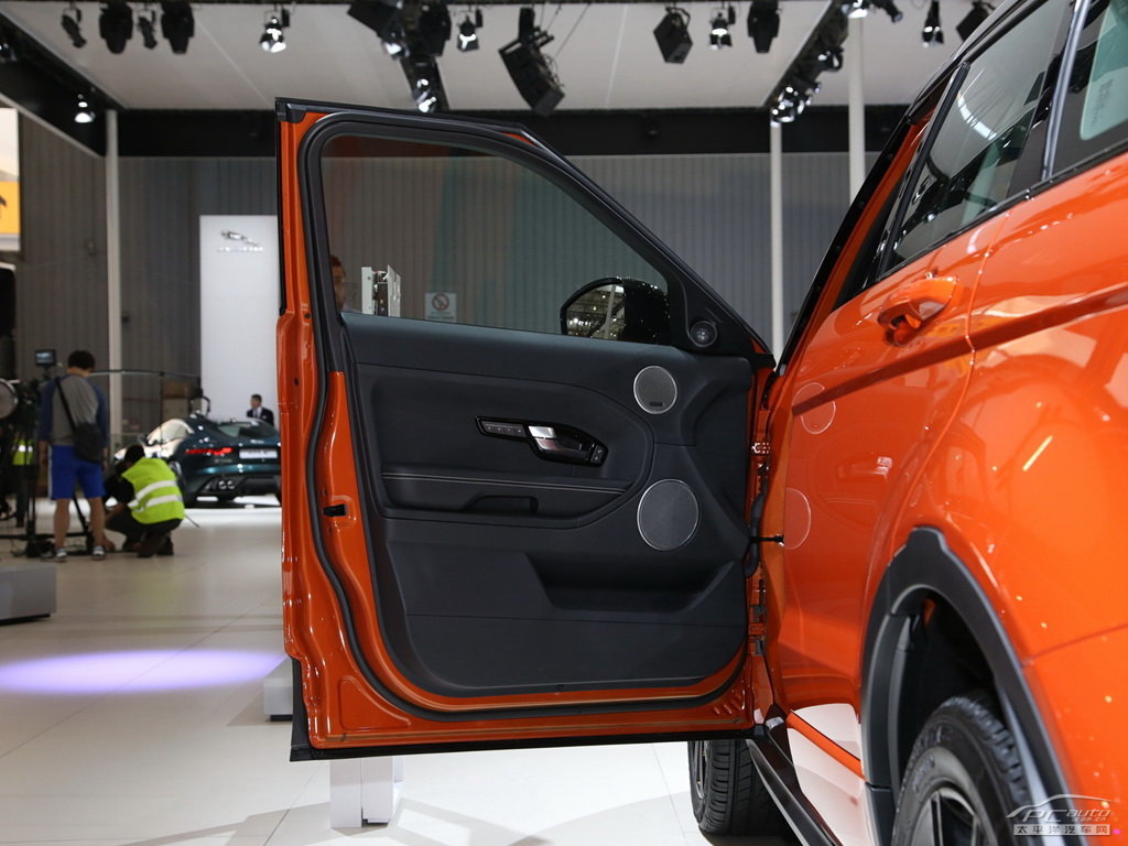 攬勝極光(進(jìn)口)內(nèi)飾高清大圖