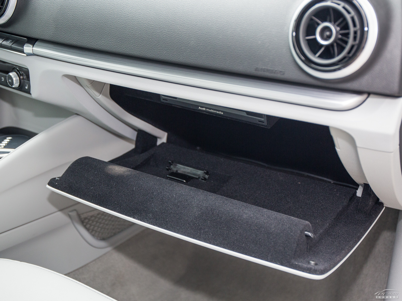 奧迪A3空間高清大圖