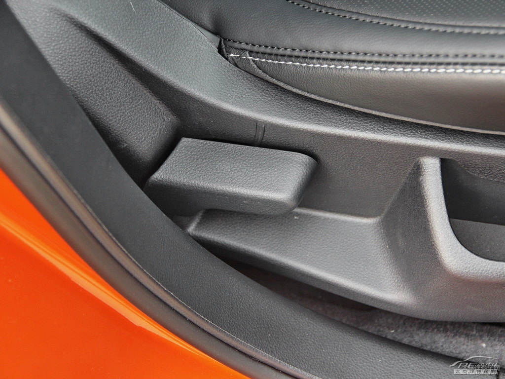 {ǽ݃(yu)6 SUV΃(ni)DƬ