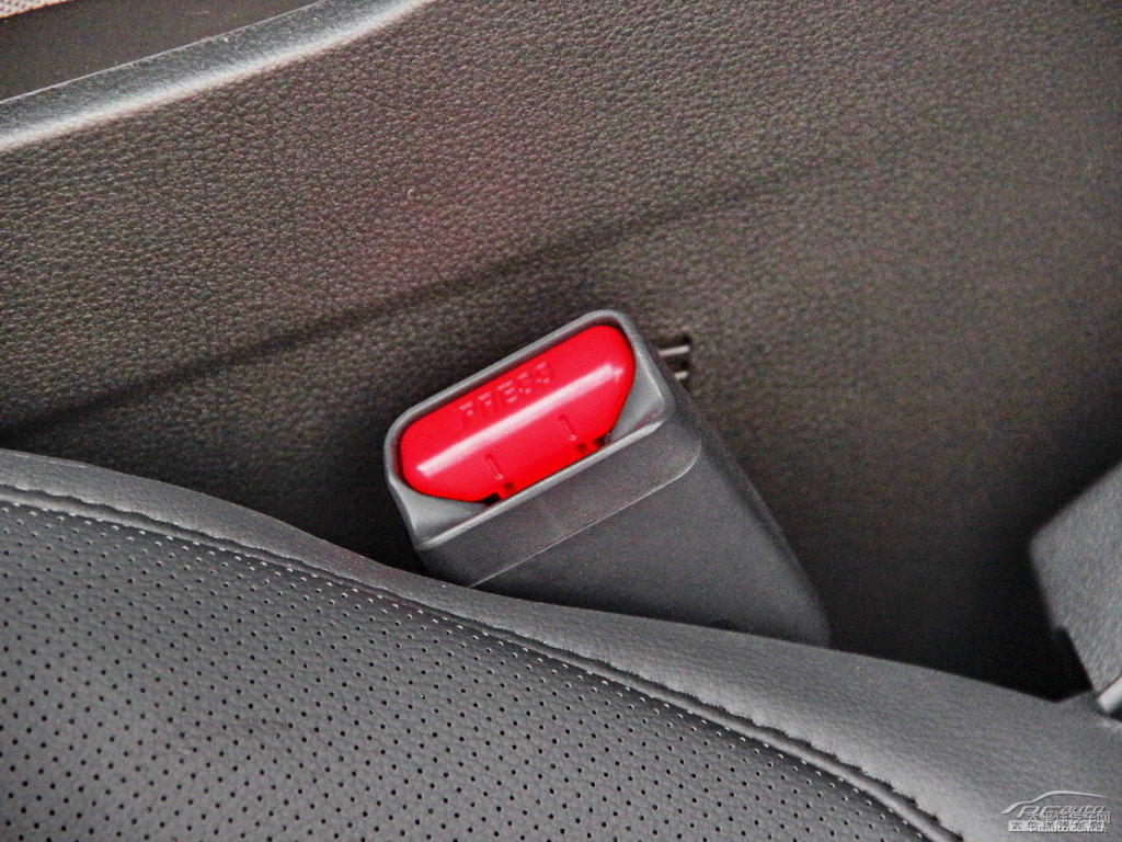 {ǽ݃(yu)6 SUV΃(ni)DƬ