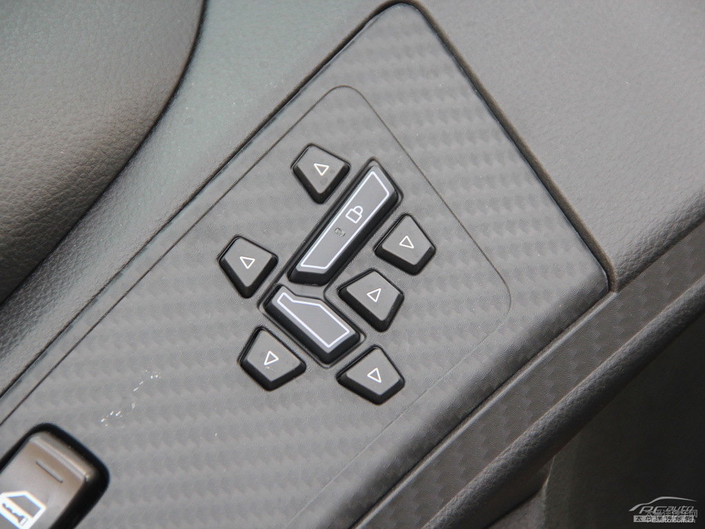 {ǽ݃(yu)6 SUV܇(ni)DƬ