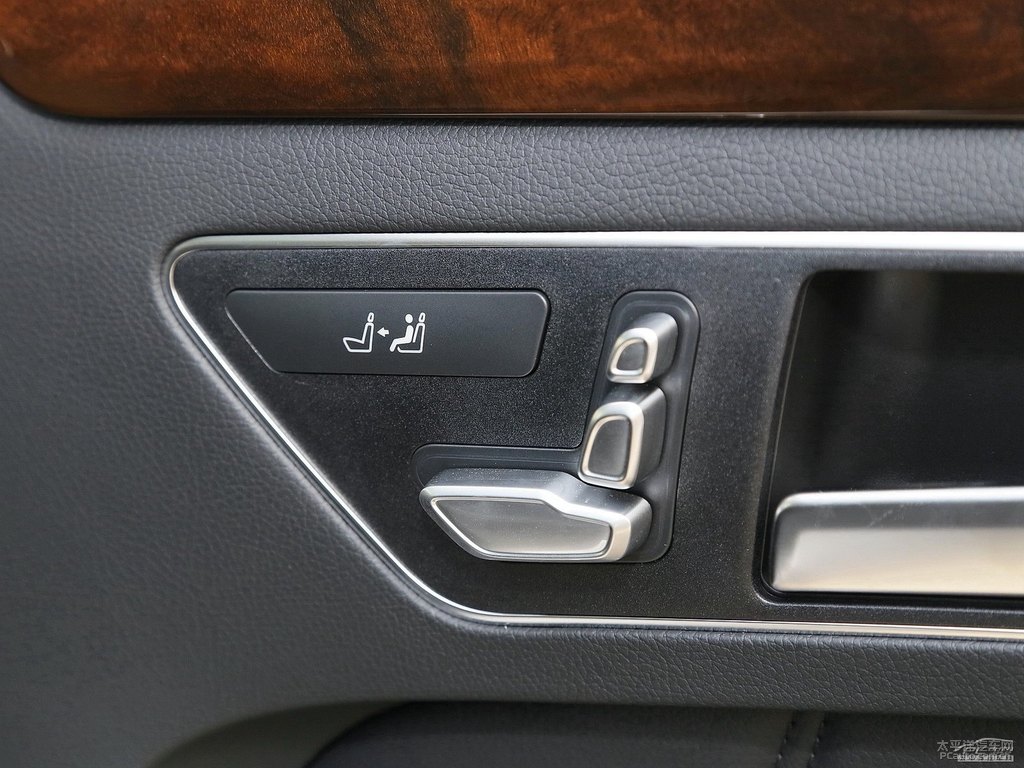 曜巖黑奔馳E級(jí)車(chē)廂內(nèi)飾圖片