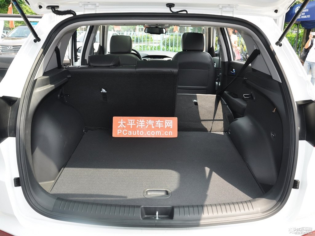 優(yōu)雅白北京現(xiàn)代ix25后備廂空間圖片
