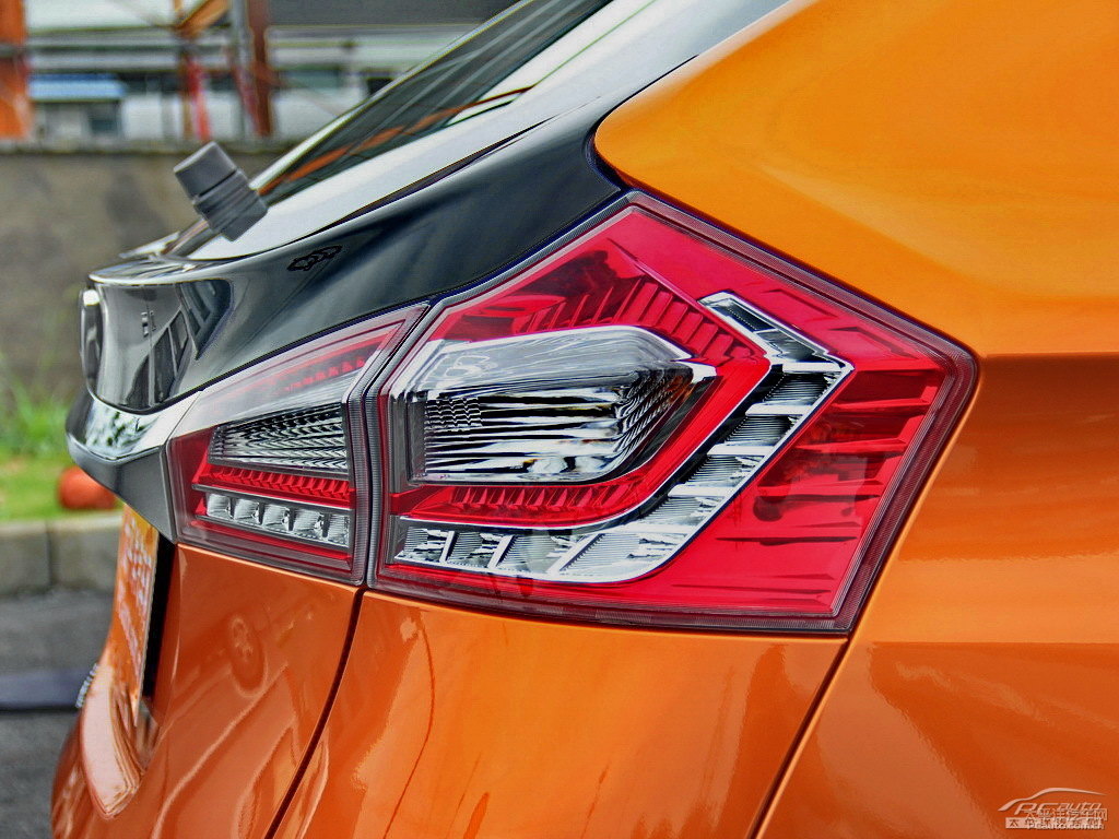 {ǽ݃(yu)6 SUV܇β^DƬ
