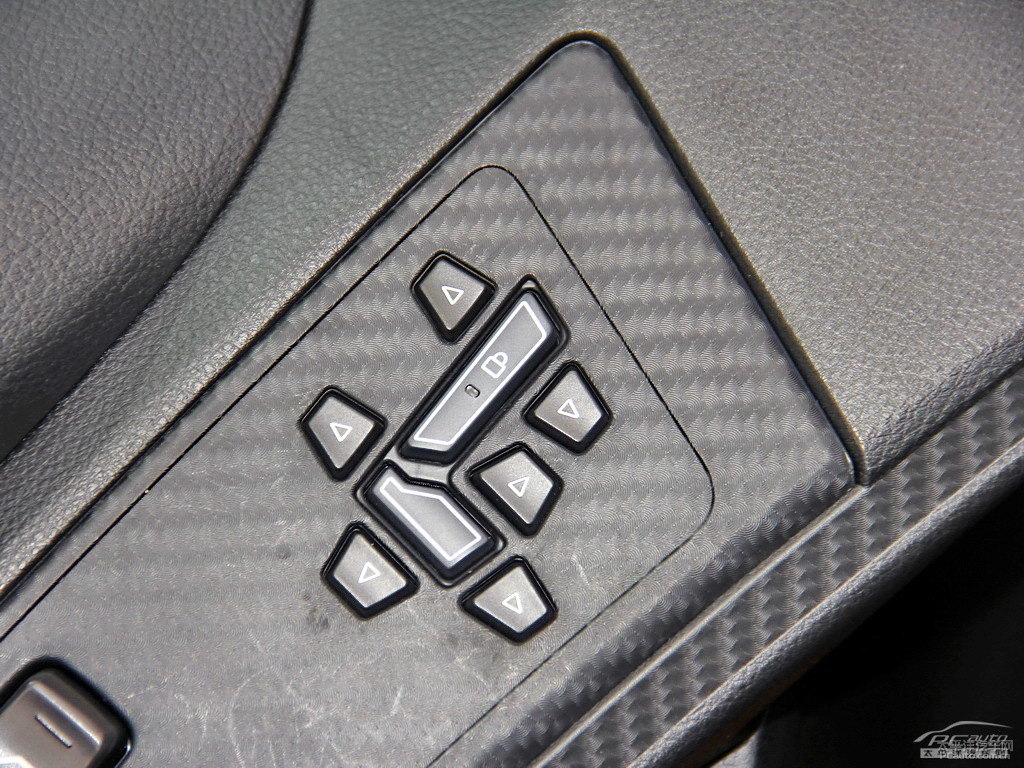 {ǽ݃(yu)6 SUV΃(ni)DƬ