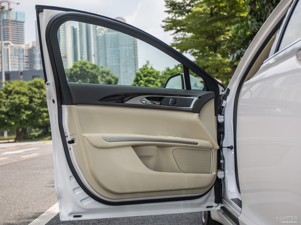 鉑鉆白林肯MKZ車(chē)廂內(nèi)飾圖片