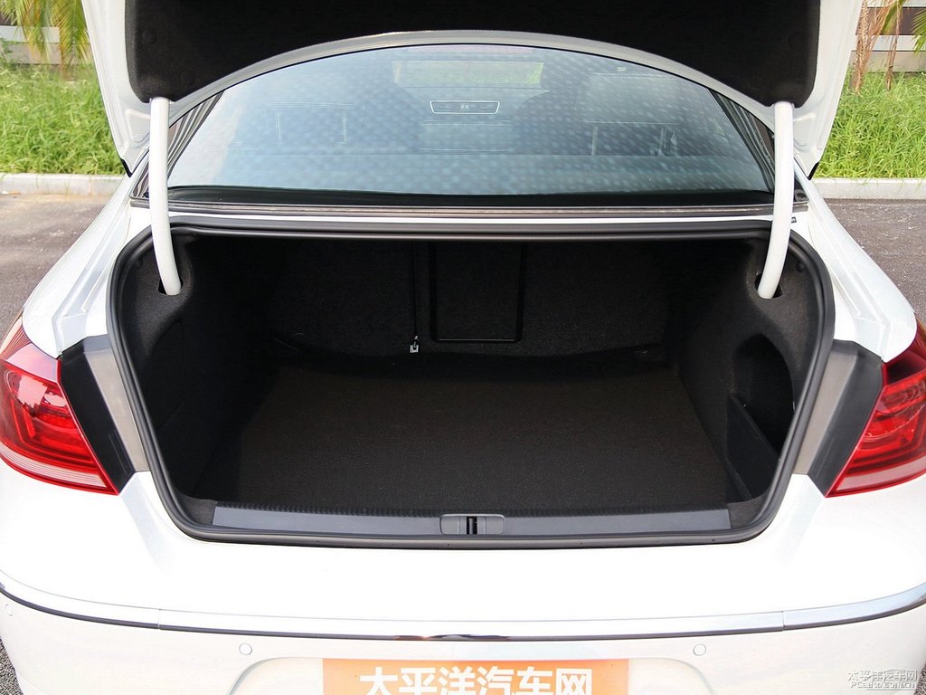 極地白大眾CC后備廂空間圖片