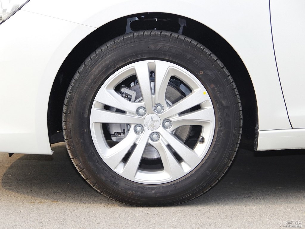 珠光白標(biāo)致408車身外觀圖片