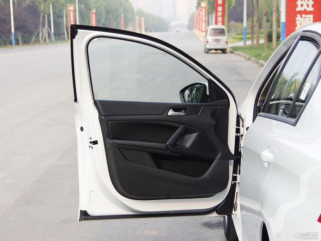 珠光白標(biāo)致408車廂內(nèi)飾圖片