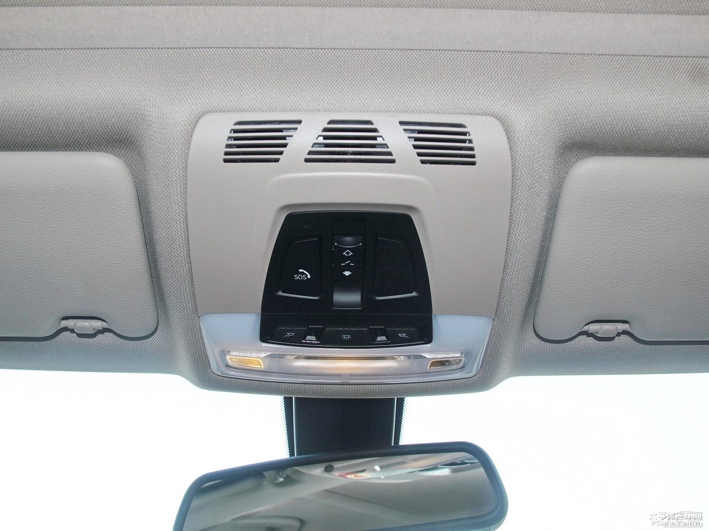 雪山白寶馬3系車廂內(nèi)飾圖片