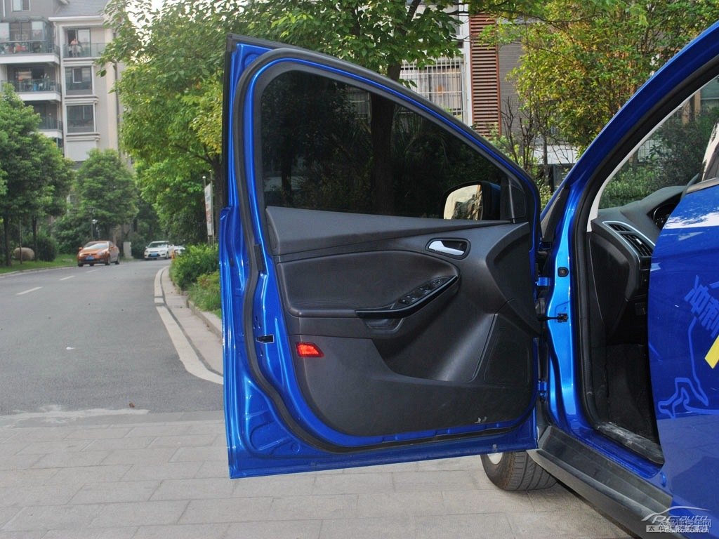情調(diào)藍(lán)福克斯車廂內(nèi)飾圖片