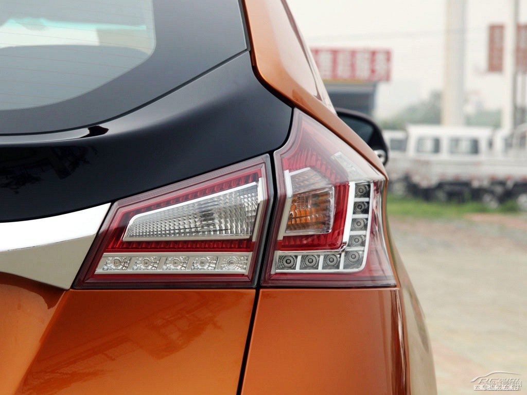 {ǽ݃(yu)6 SUV܇β^DƬ