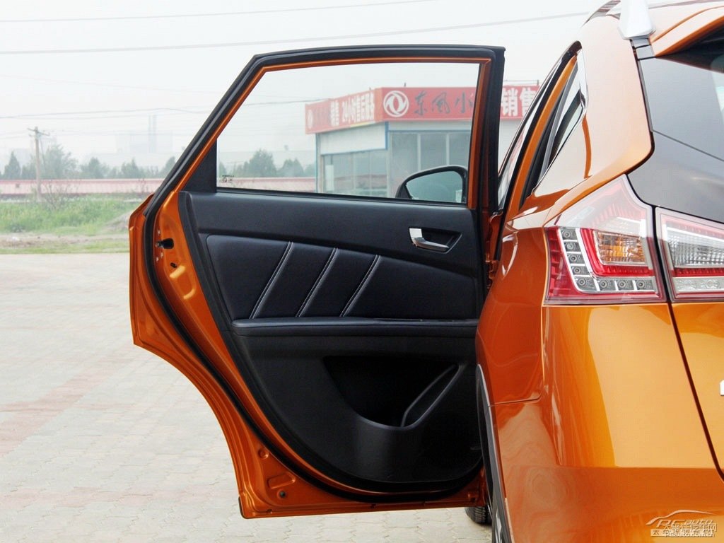 {ǽ݃(yu)6 SUV܇(ni)DƬ
