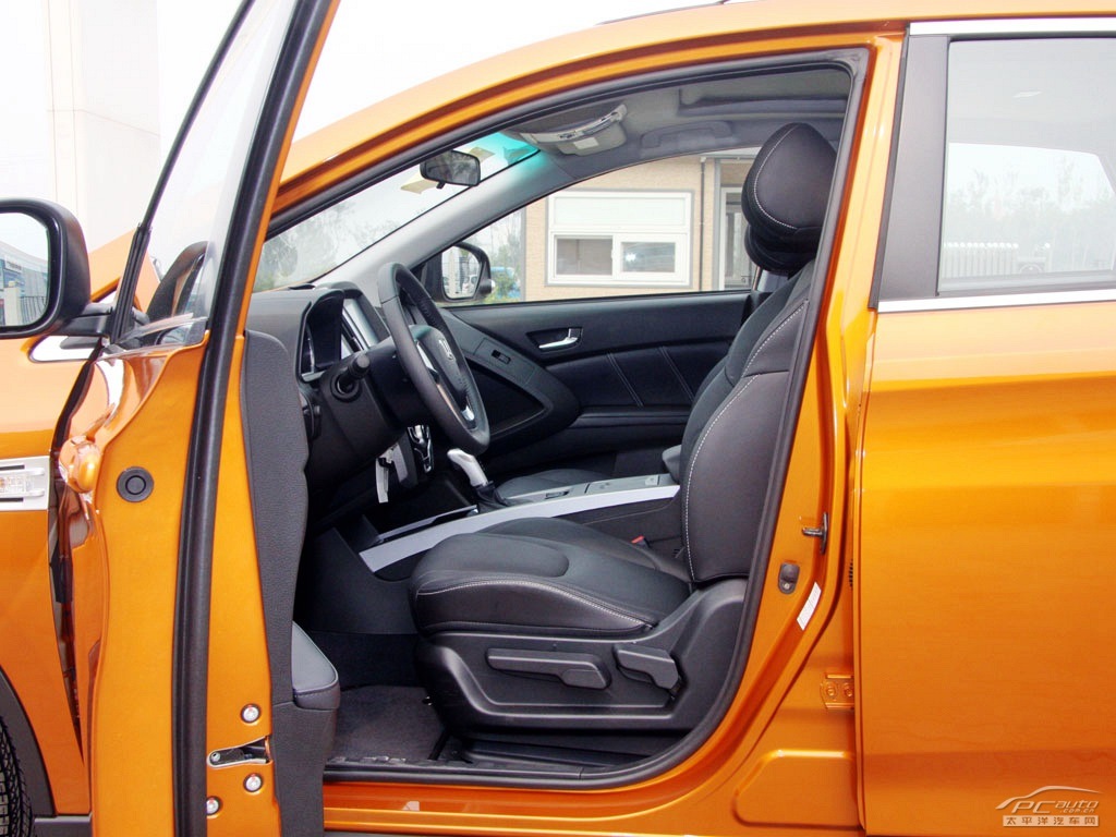 納智捷優(yōu)6 SUV空間高清大圖