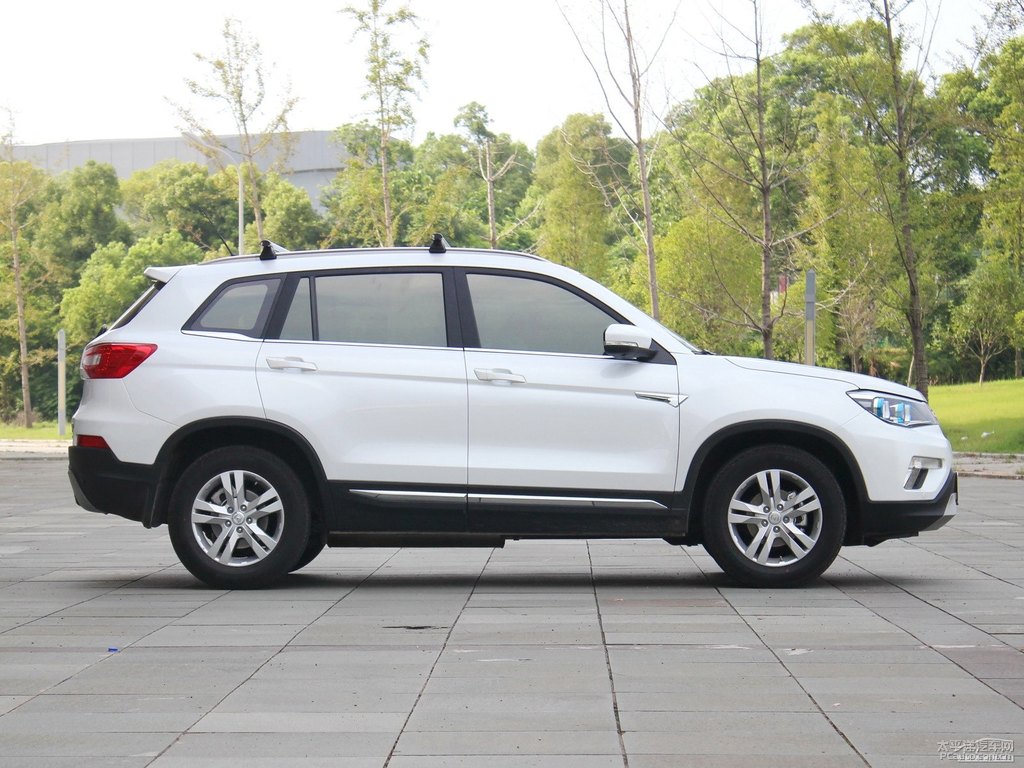 閃光月光白長安CS75整車外觀外觀圖片