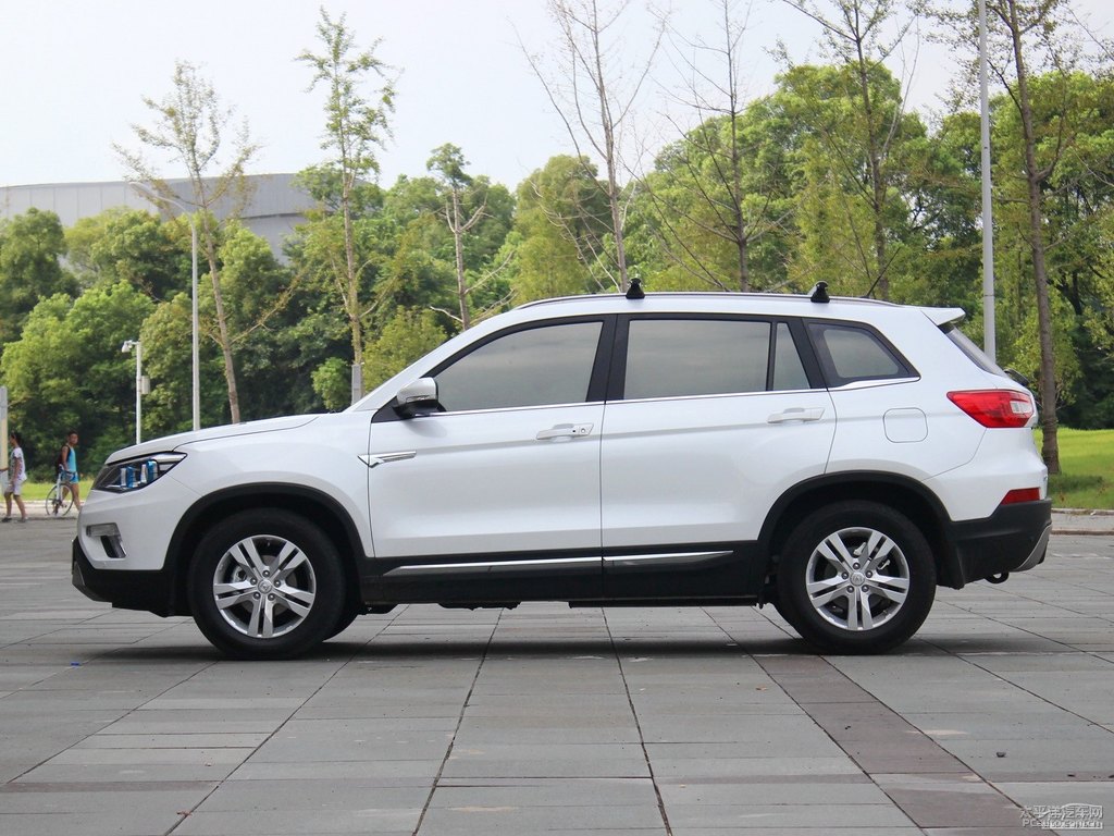 閃光月光白長安CS75整車外觀外觀圖片
