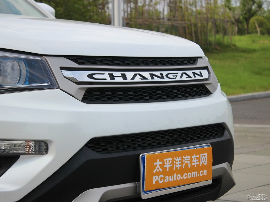 閃光月光白長安CS75車頭外觀圖片