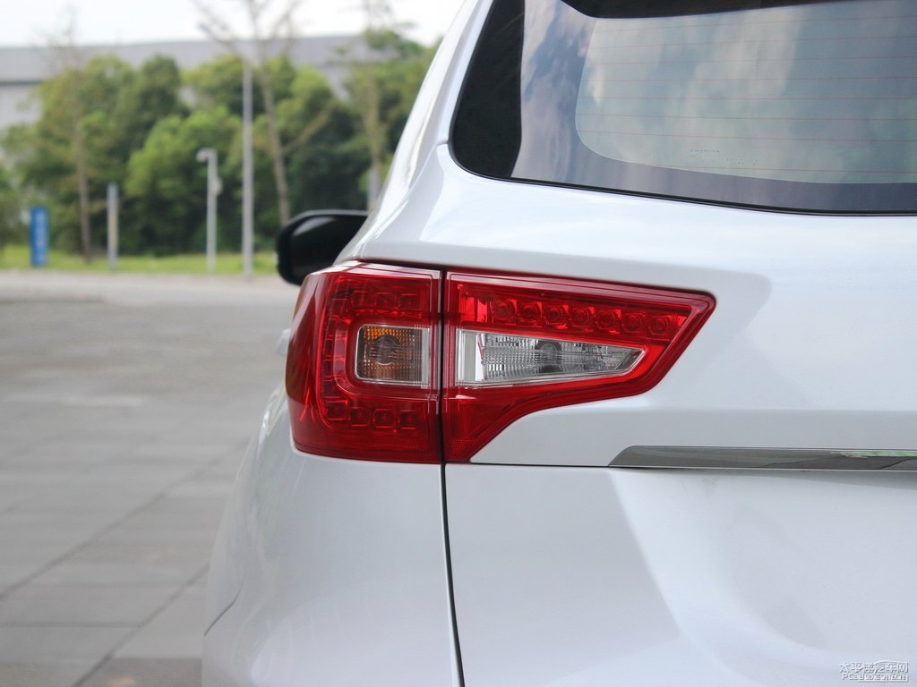 閃光月光白長(zhǎng)安CS75車尾外觀圖片