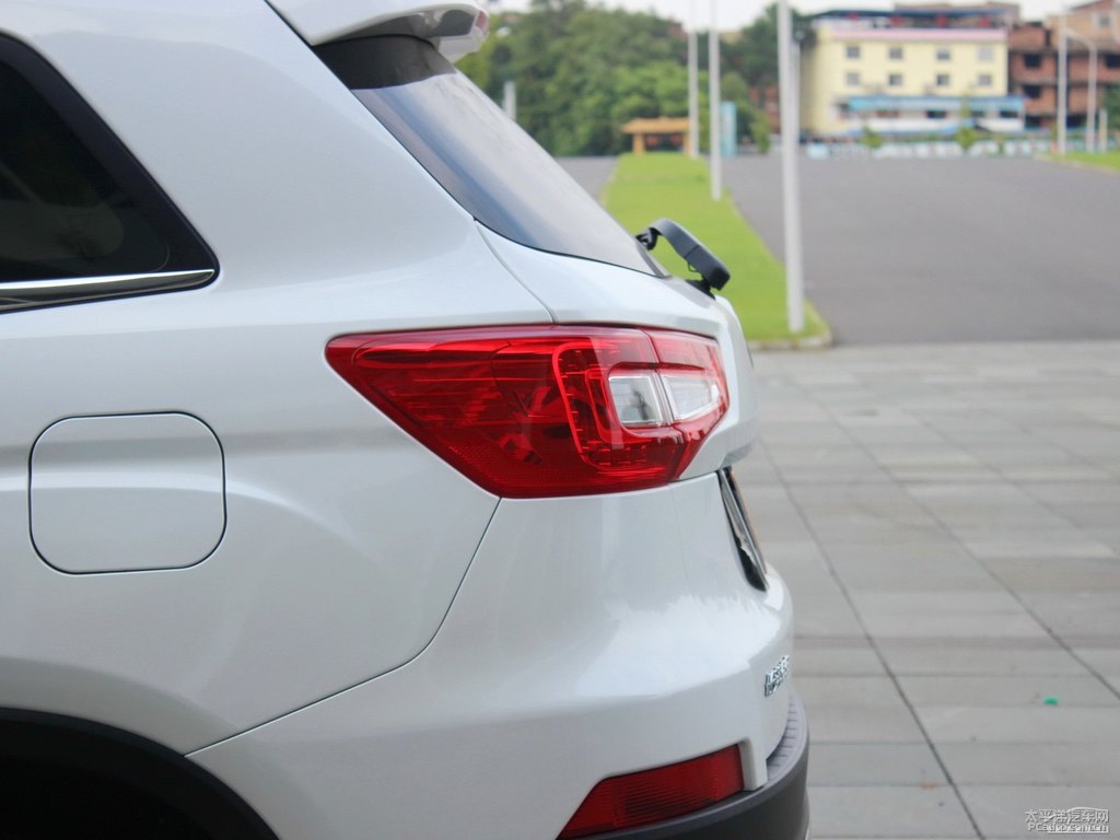 閃光月光白長安CS75車尾外觀圖片