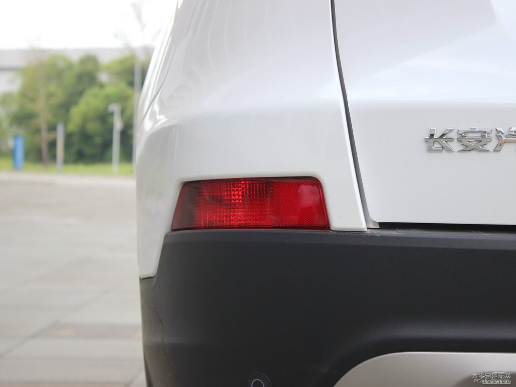 閃光月光白長安CS75車尾外觀圖片