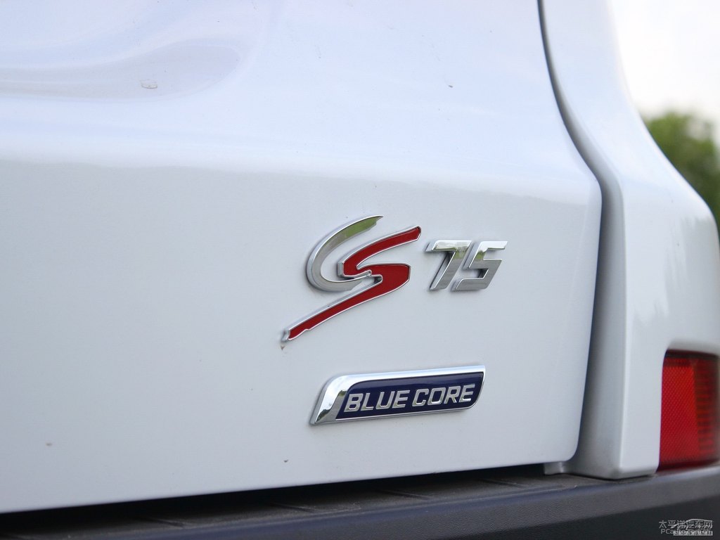 閃光月光白長安CS75車尾外觀圖片