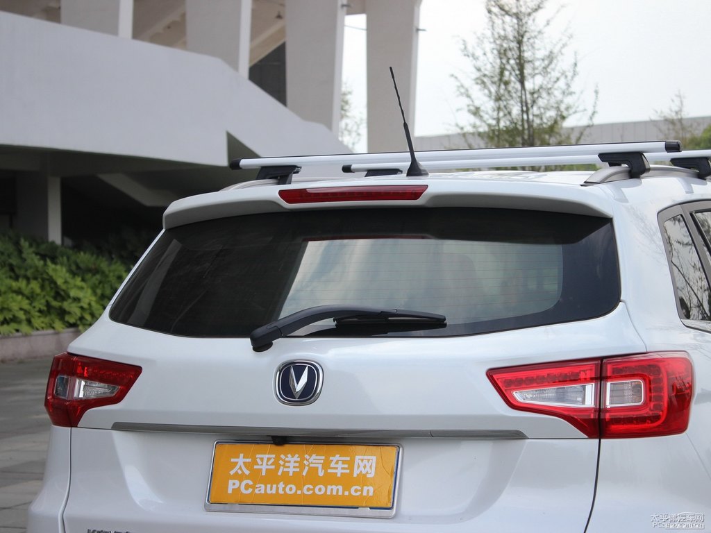 閃光月光白長安CS75車尾外觀圖片