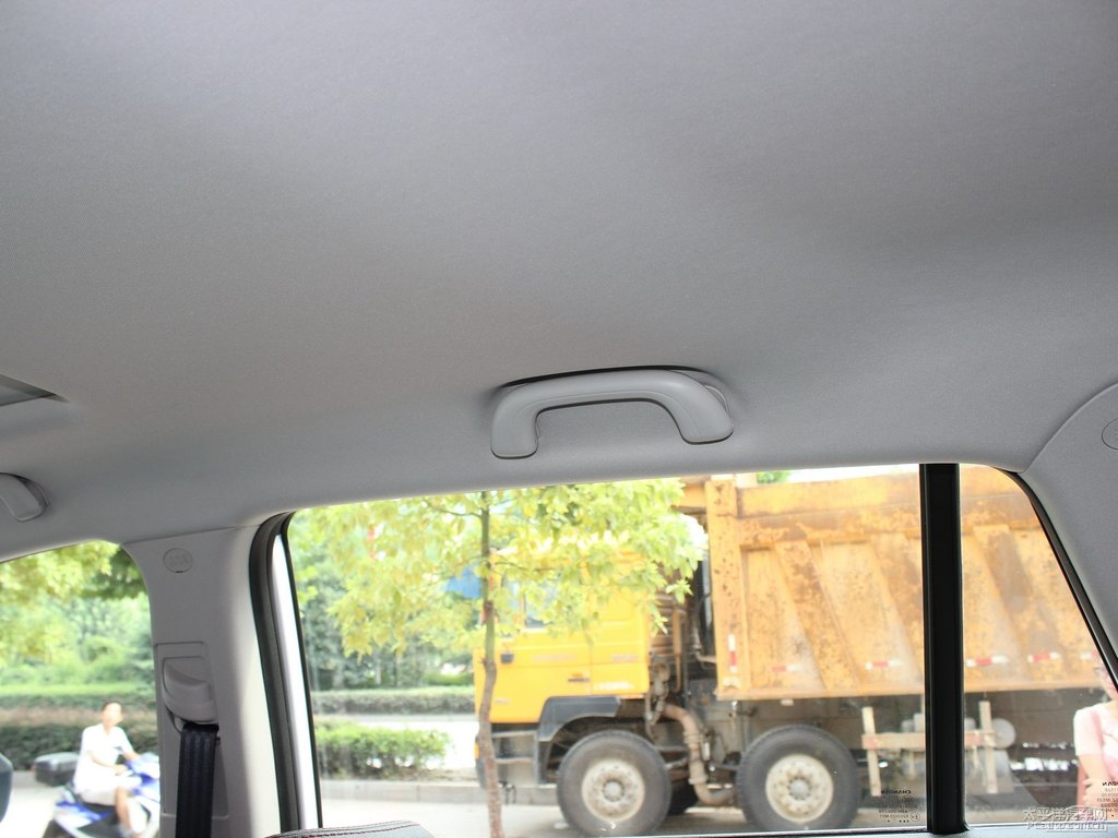 閃光月光白長(zhǎng)安CS75車(chē)廂內(nèi)飾圖片