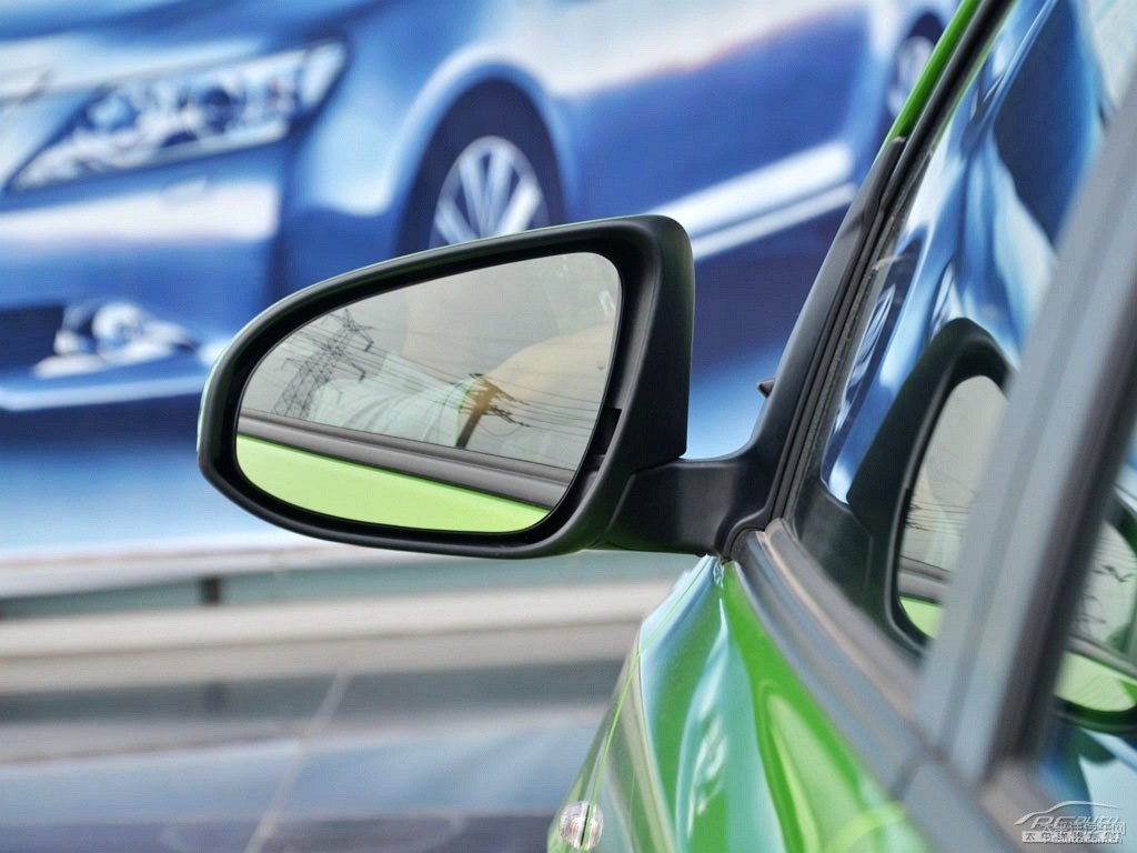 炫彩綠YARiS L 致炫車身外觀圖片