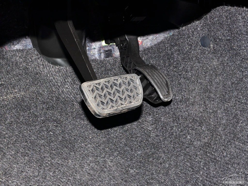 炫彩綠YARiS L 致炫中控內飾圖片