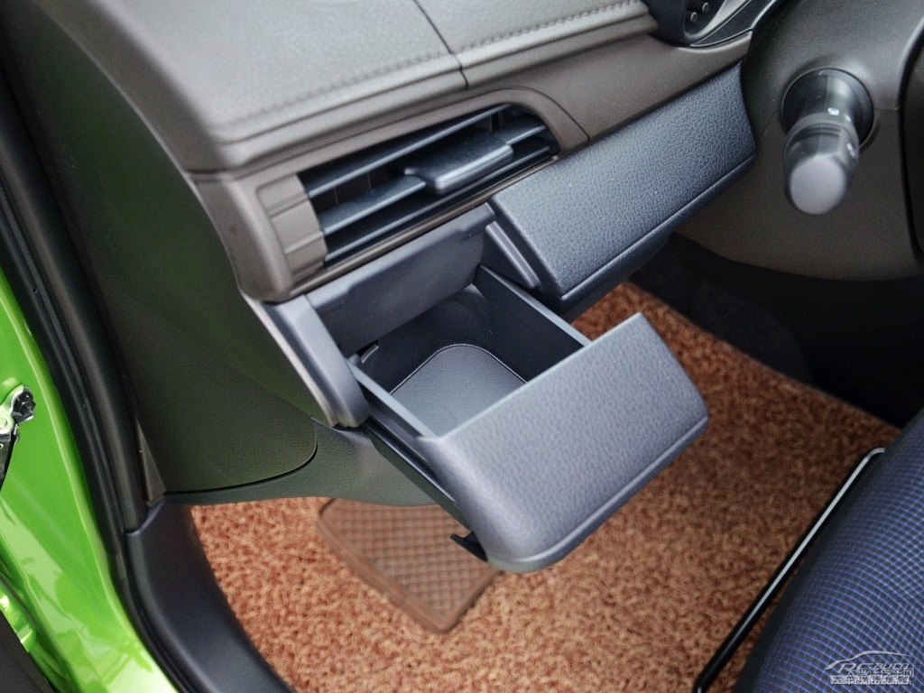 炫彩綠YARiS L 致炫儲物空間空間圖片