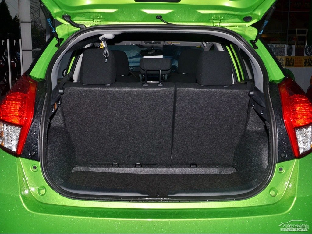 炫彩綠YARiS L 致炫后備廂空間圖片