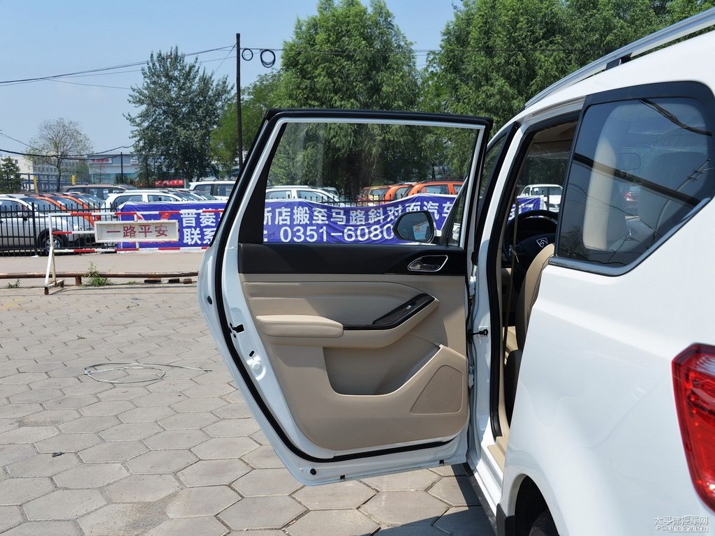 糖果白寶駿730車廂內(nèi)飾圖片