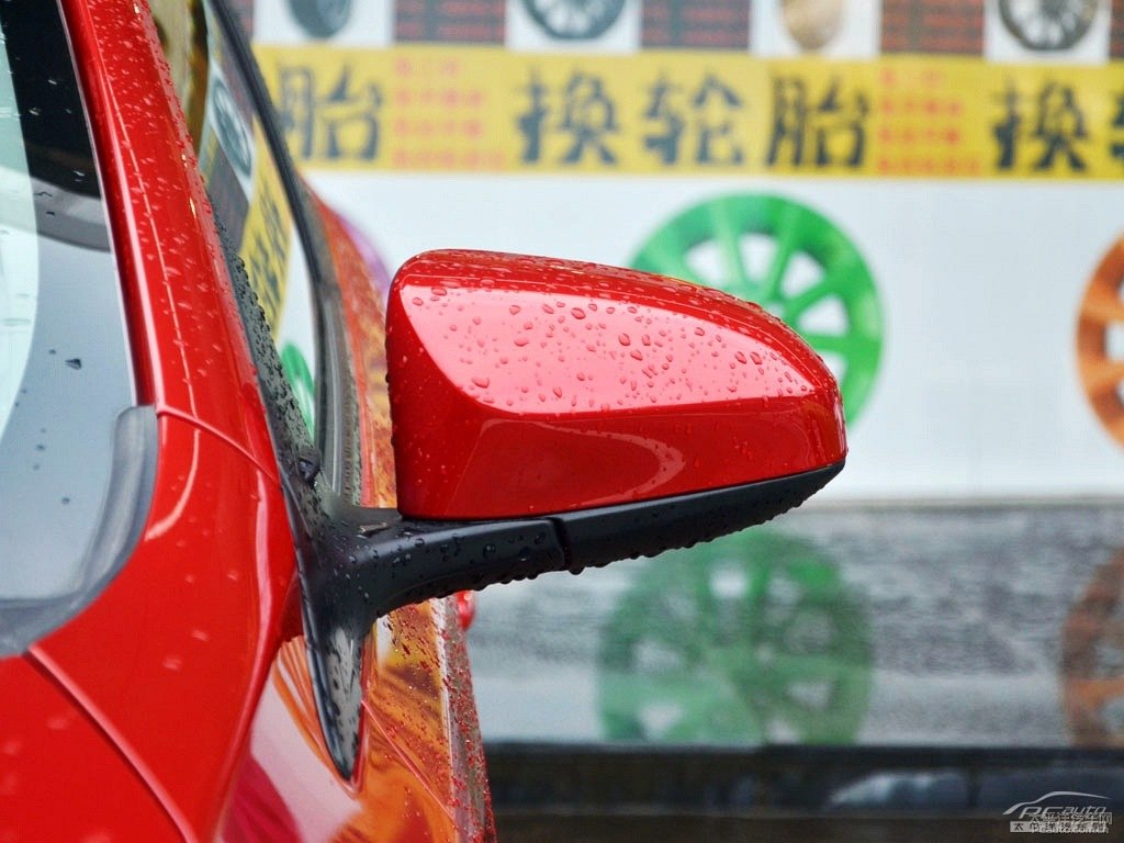 珊瑚紅YARiS L 致炫車身外觀圖片
