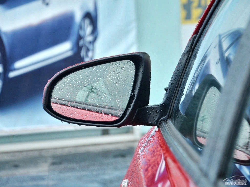 珊瑚紅YARiS L 致炫車身外觀圖片