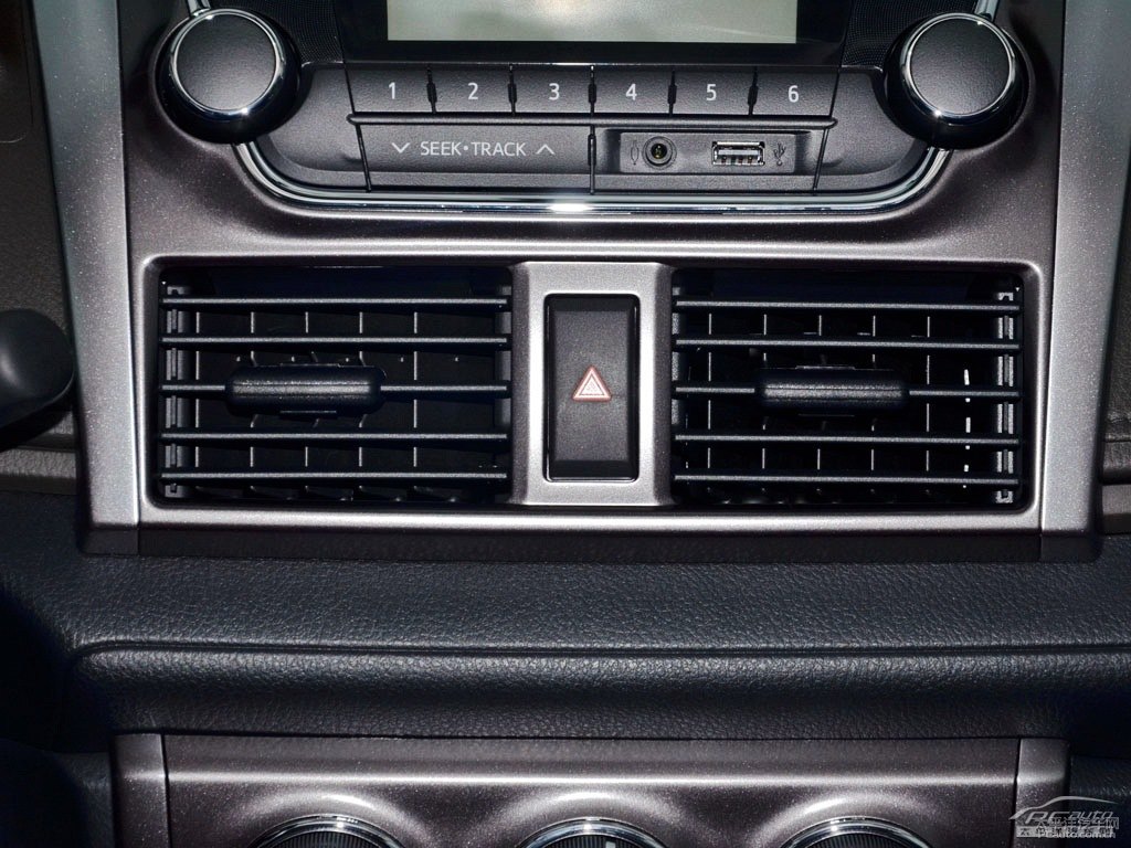 珊瑚紅YARiS L 致炫中控內(nèi)飾圖片