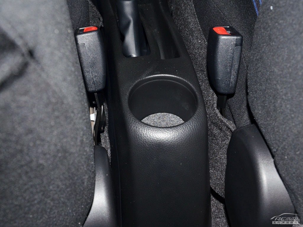 珊瑚紅YARiS L 致炫座椅內(nèi)飾圖片