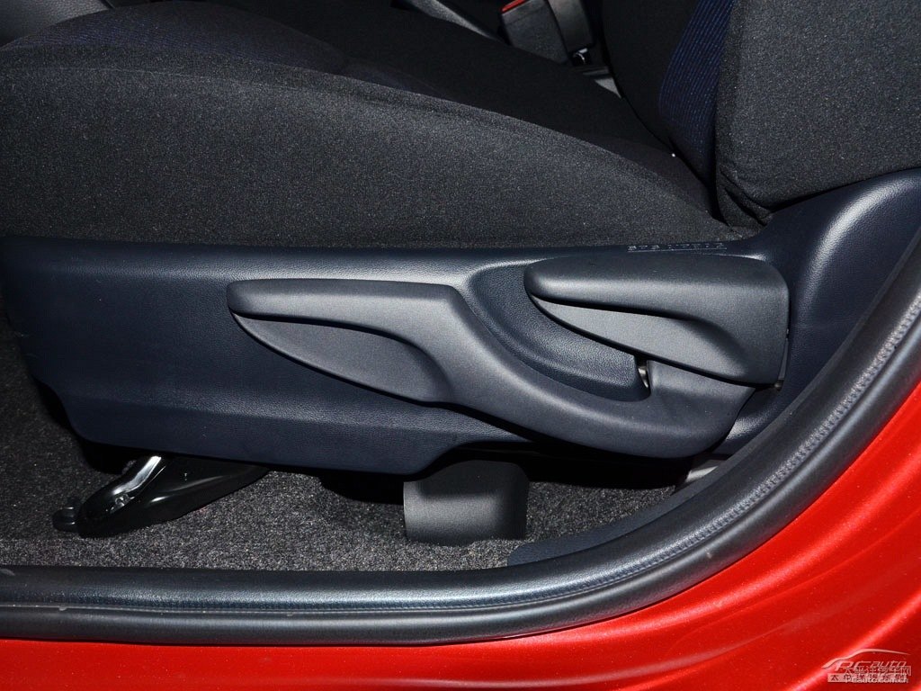 珊瑚紅YARiS L 致炫座椅內(nèi)飾圖片