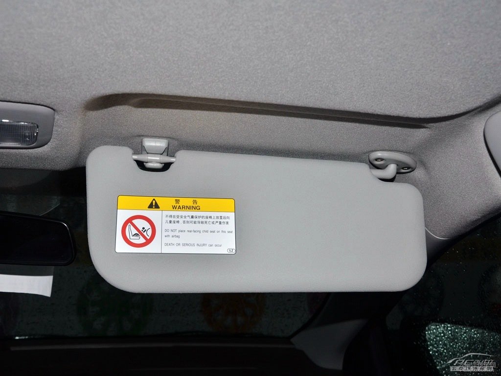 珊瑚紅YARiS L 致炫車廂內(nèi)飾圖片
