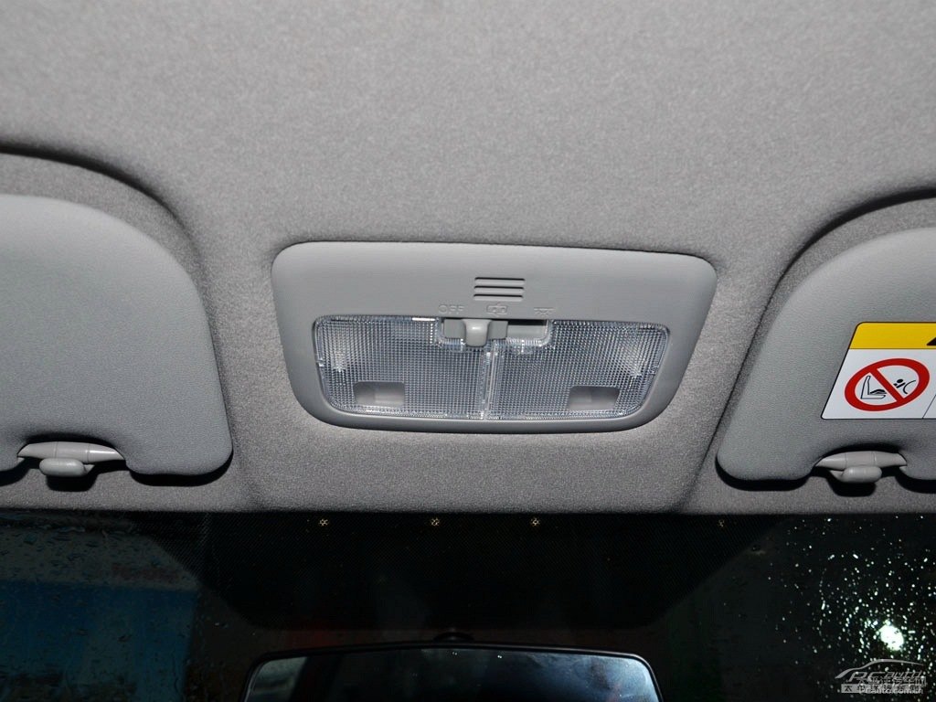 珊瑚紅YARiS L 致炫車廂內(nèi)飾圖片