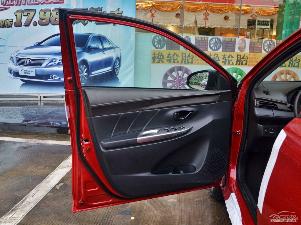 珊瑚紅YARiS L 致炫車廂內(nèi)飾圖片