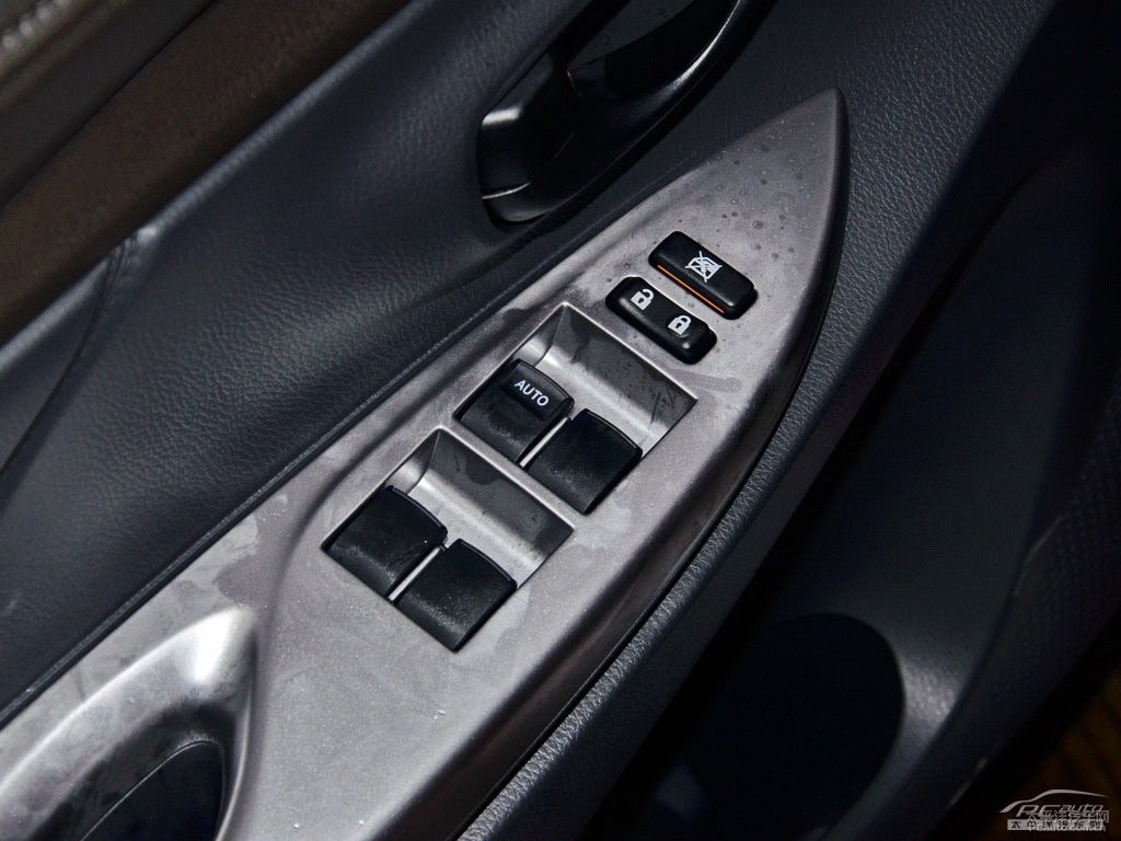 珊瑚紅YARiS L 致炫車廂內(nèi)飾圖片
