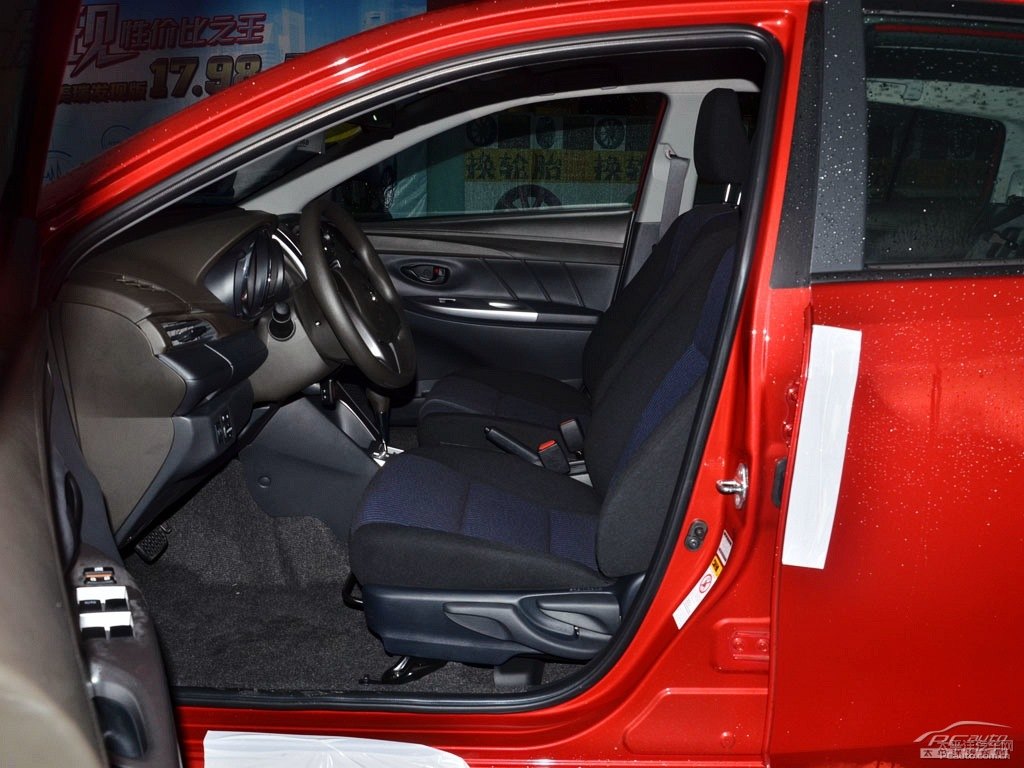 珊瑚紅YARiS L 致炫駕乘空間空間圖片