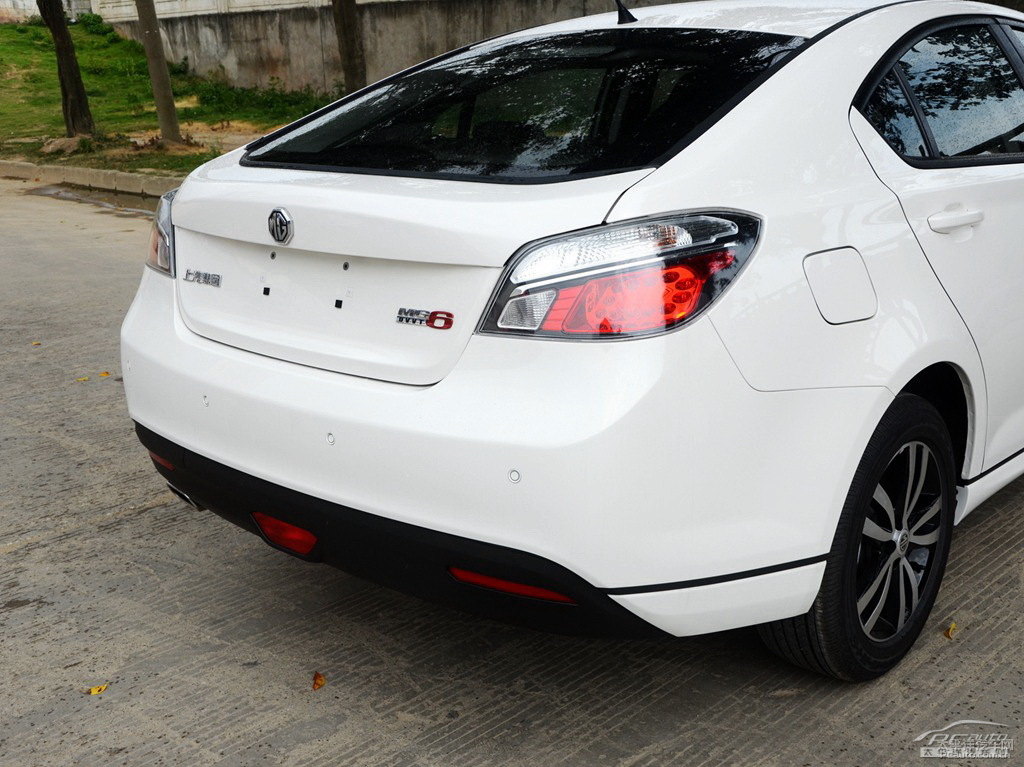 圣峰白MG6車尾外觀圖片