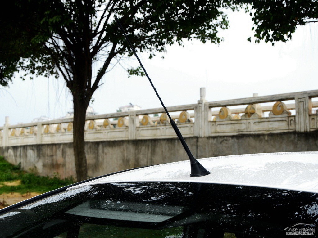 圣峰白MG6車身外觀圖片