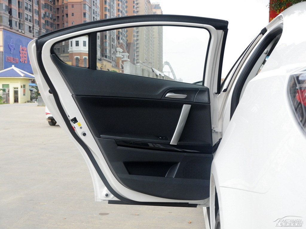圣峰白MG6車廂內飾圖片