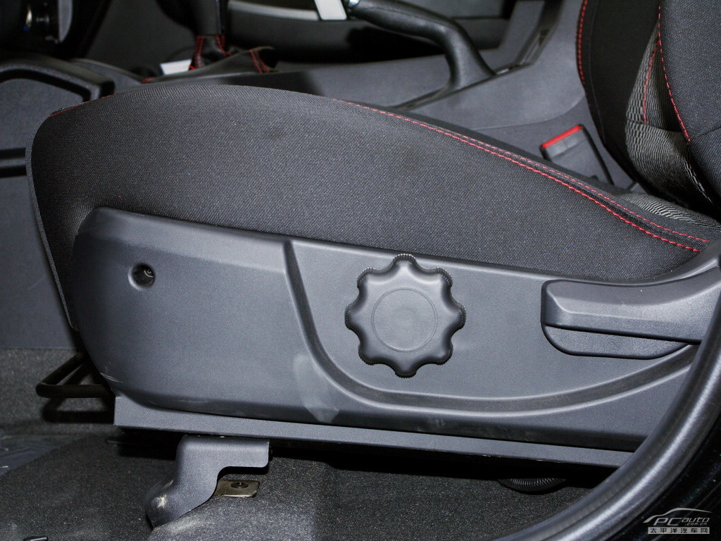 吉利GX7空間高清大圖