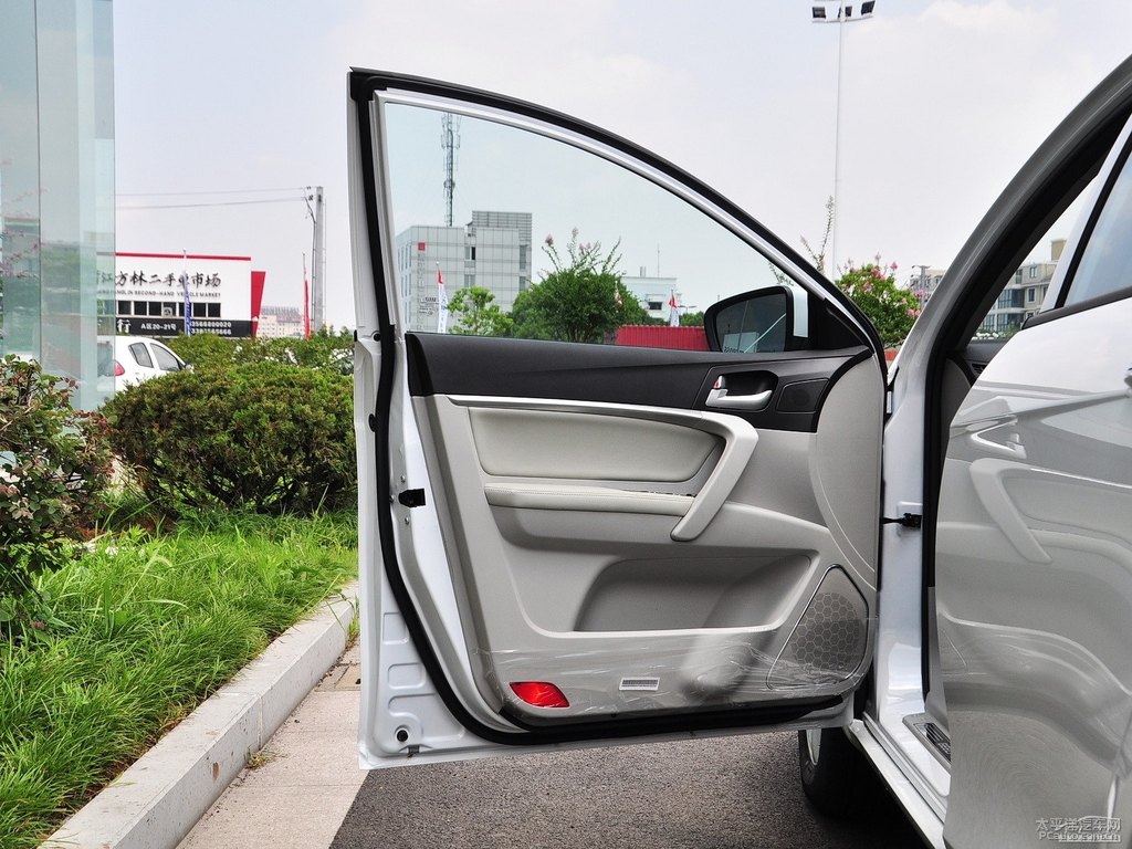 冰晶白新帝豪車(chē)廂內(nèi)飾圖片