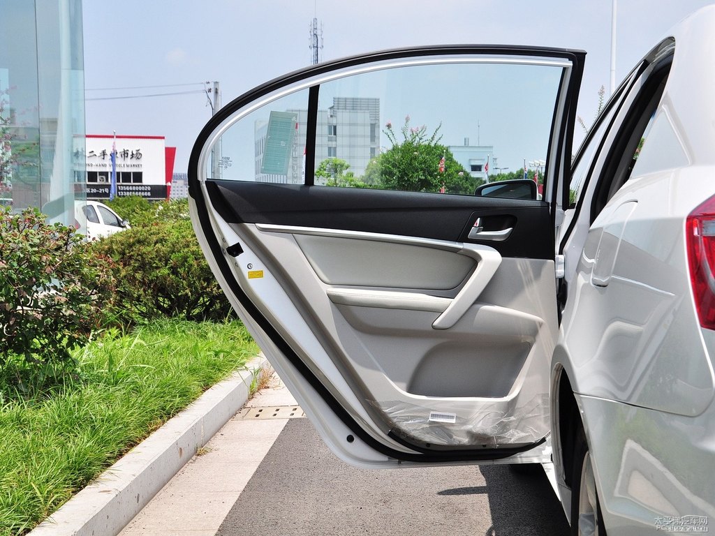 冰晶白新帝豪車廂內(nèi)飾圖片