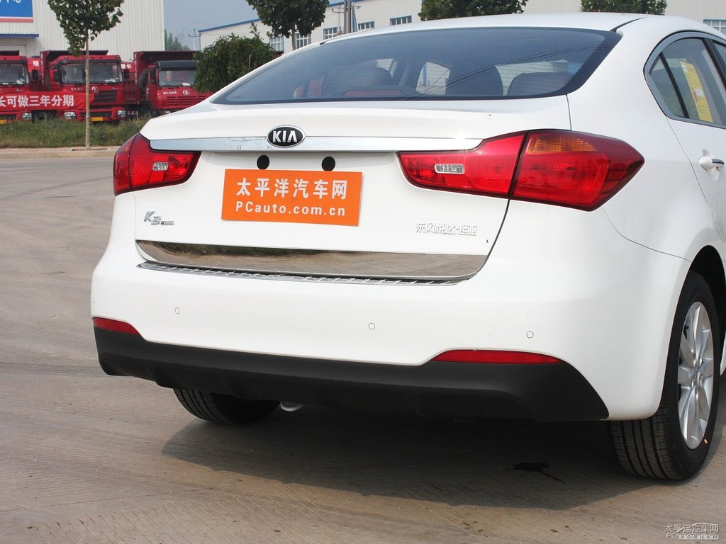 透明白起亞K3車尾外觀圖片